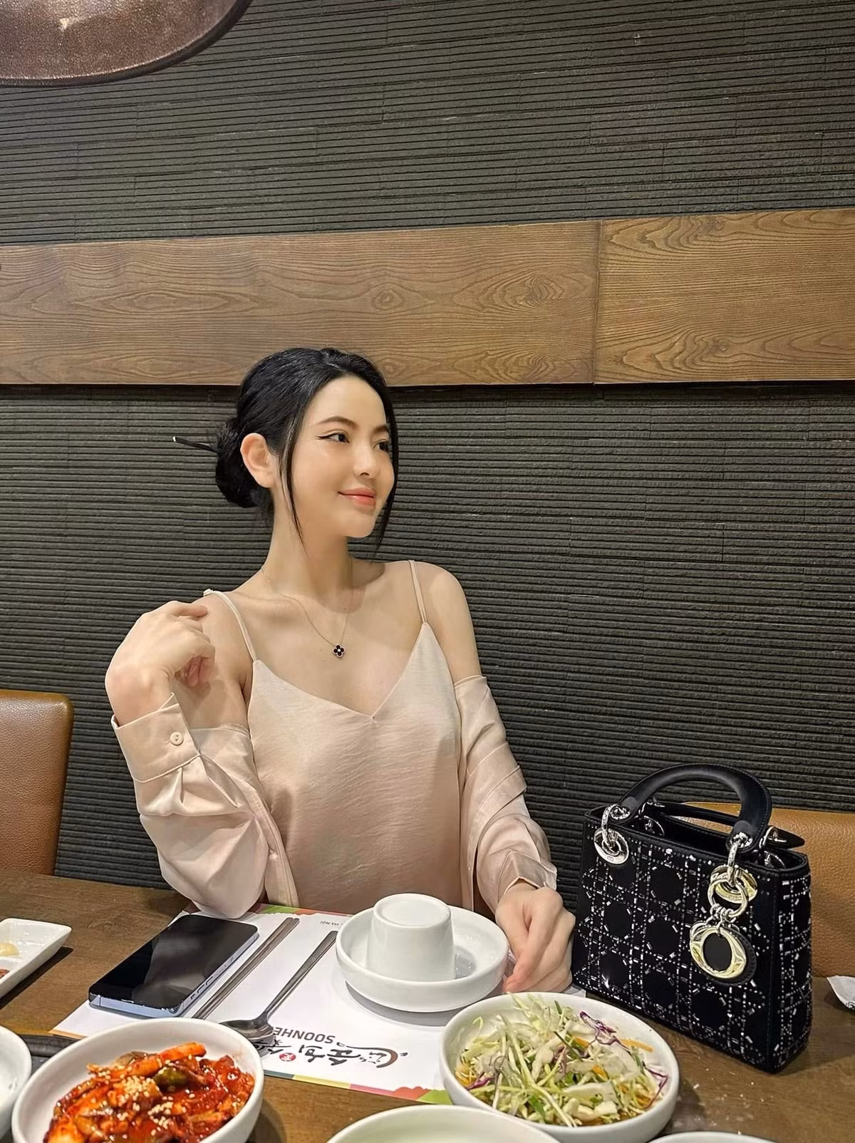Thu nhập khủng giúp Chu Thanh Huyền có cuộc sống giàu có, sang chảnh. Trên trang cá nhân, Chu Thanh Huyền thường xuyên khoe hàng hiệu và check-in ở cửa hàng thời trang đắt đỏ. Ảnh: FBNV
