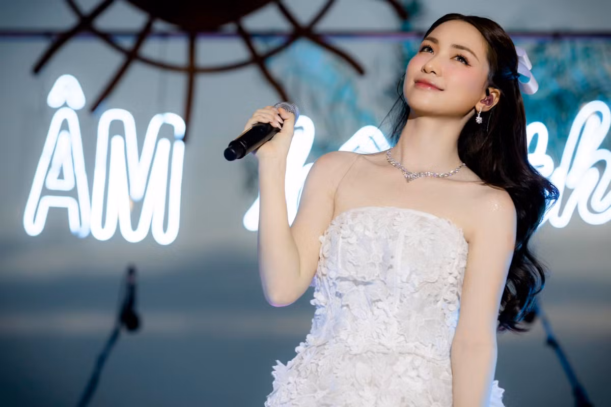 Độ giàu có của Hòa Minzy còn thể hiện qua các khoản thưởng mạnh tay cho quản lý, nhân viên và làm từ thiện. Ảnh: FB Hòa Minzy