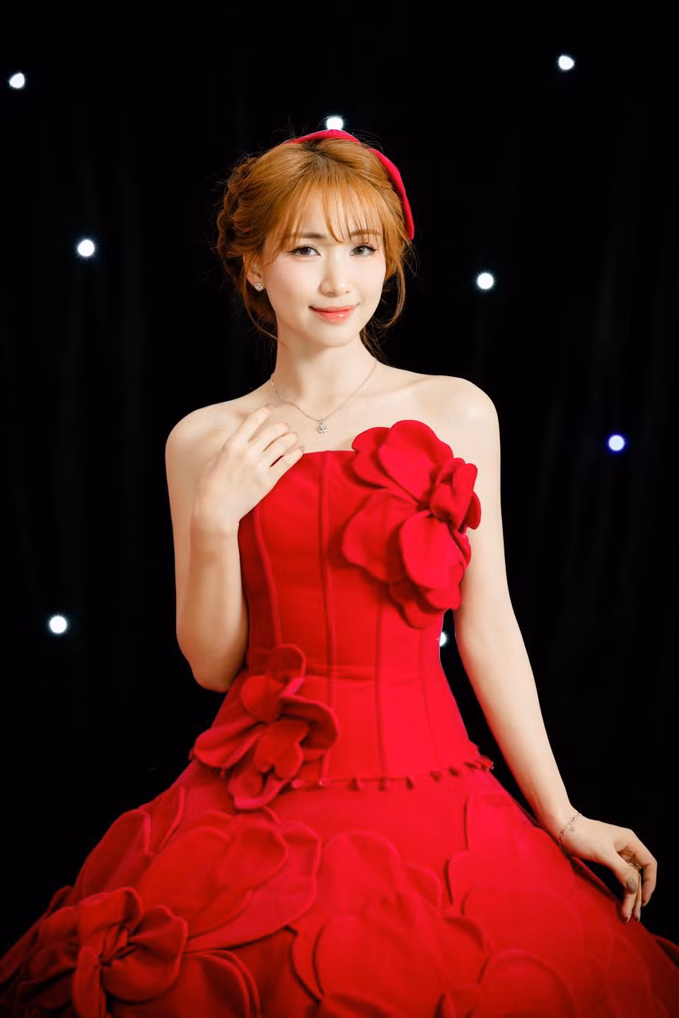 Theo ước tính của Socialblade, thu nhập mỗi tháng từ kênh Youtube của Hòa Minzy có thể trong khoảng từ 5.100 USD đến 81.000 USD, tương đương hơn 120 triệu đến hơn 1,92 tỷ đồng. Ảnh: FB Hòa Minzy
