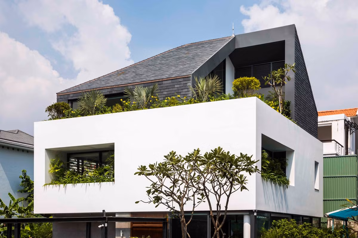 Khối lập phương màu trắng ở tầng một là khối chính của công trình, gồm 2 phòng ngủ với phòng tắm và một gác lửng lớn dọc theo cầu thang. Ảnh: Hiroyuki Oki