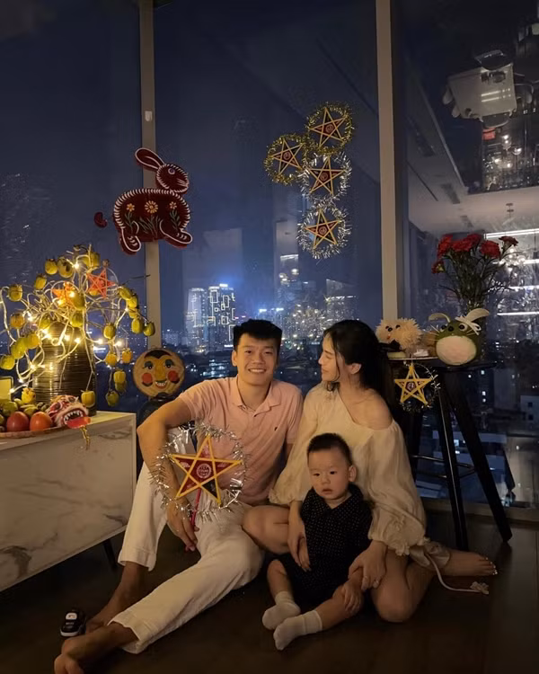 Bà xã Thành Chung thường chọn khu vực sát tường kính để trang trí nhà cửa mỗi dịp lễ Tết như Trung thu, Giáng sinh... Ảnh: FB Ngô Tố Uyên