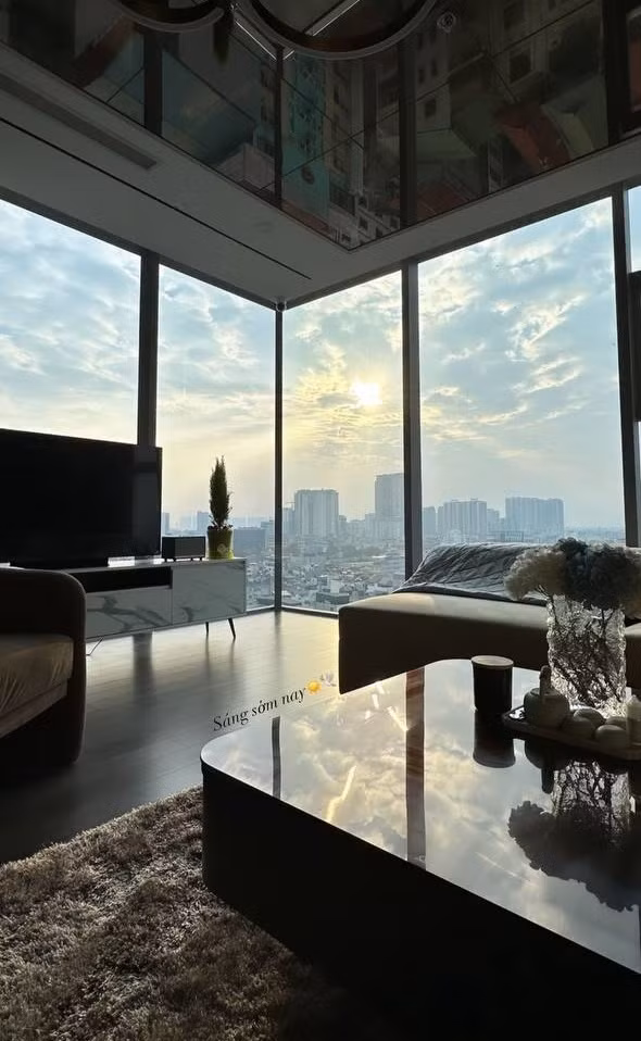 Thành Chung và bà xã Tố Uyên chọn tone màu trắng xám đơn giản và hiện đại cho căn nhà. Ảnh: FBNV