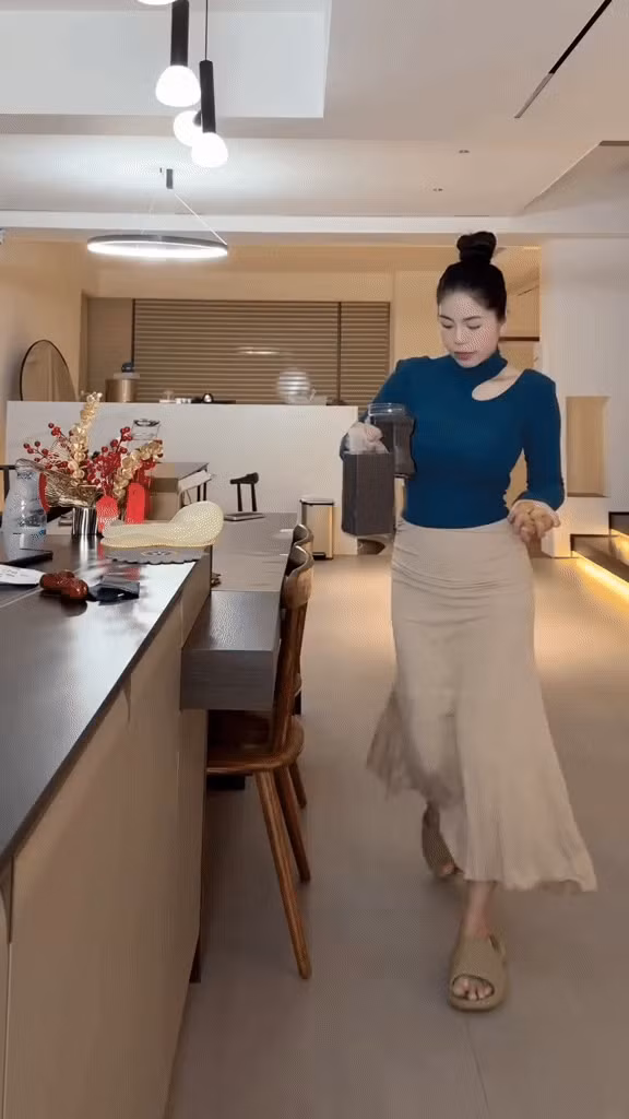 Hằng Du Mục sống trong một khu căn hộ cao cấp ở quận mới tại Quảng Châu (Trung Quốc) cùng với 2 người giúp việc. Ảnh chụp màn hình
