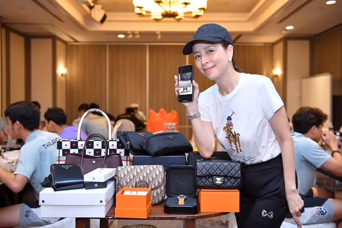Theo tờ Siam Sport, tính đến cuối năm 2022, bà Madam Pang đã chi tới gần 3 triệu USD cho bóng đá Thái Lan (khoảng 75 tỷ đồng). Ảnh: FB Madam Pang