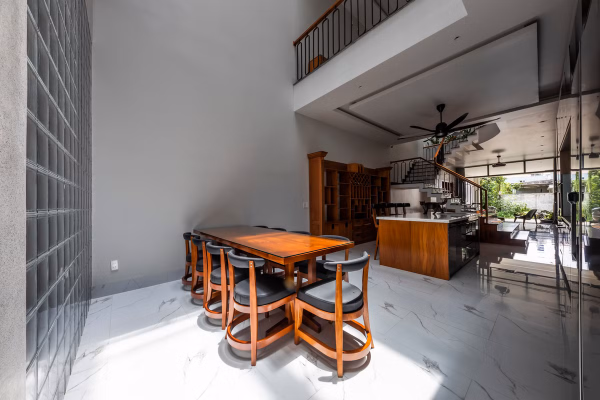 Nhà bếp và bàn ăn lớn phù hợp với nhu cầu của gia chủ. Ảnh: Hiroyuki Oki