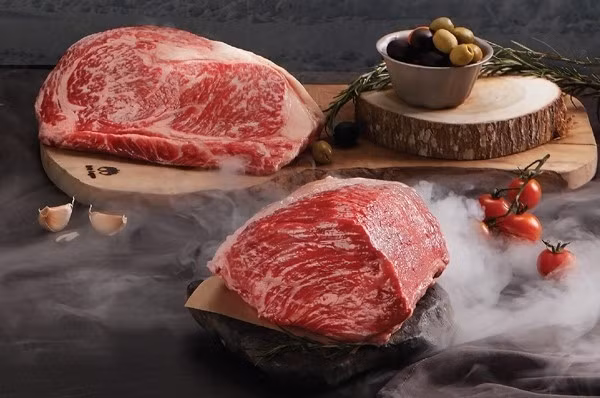 Tuy nhiên, thịt bò Aukobe tự nhiên, nhập chính ngạch giá thường dao động từ 500.000 đồng đến khoảng 1 triệu đồng/kg tùy loại. Ảnh: Facebook