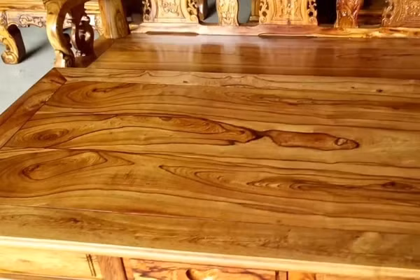 Trong phong thủy, gỗ cẩm lai tượng trưng cho sự may mắn, tài lộc và thịnh vượng, khiến nó trở thành một trong những loại gỗ quý hiếm bậc nhất tại Việt Nam. Ảnh: NoithatgoTuanAnh