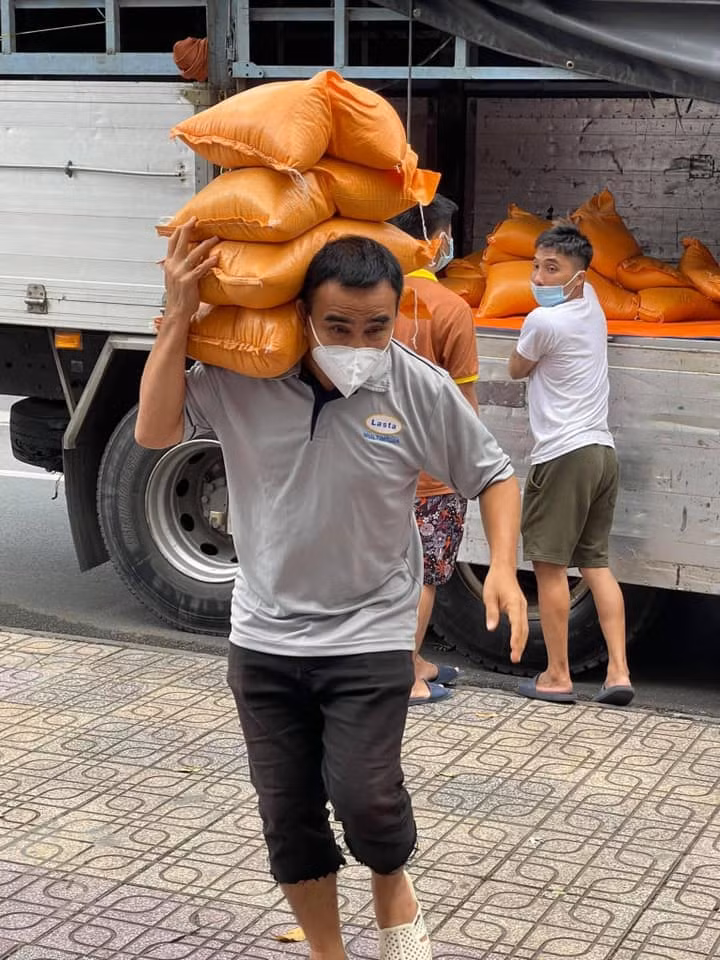 Hình ảnh MC Quyền Linh mặc áo thun, đi dép tổ ong, tự tay vác gạo, trao tiền cho những hoàn cảnh khó khăn đã trở nên quen thuộc và đáng mến trong lòng công chúng. Ảnh: FB Quyền Linh