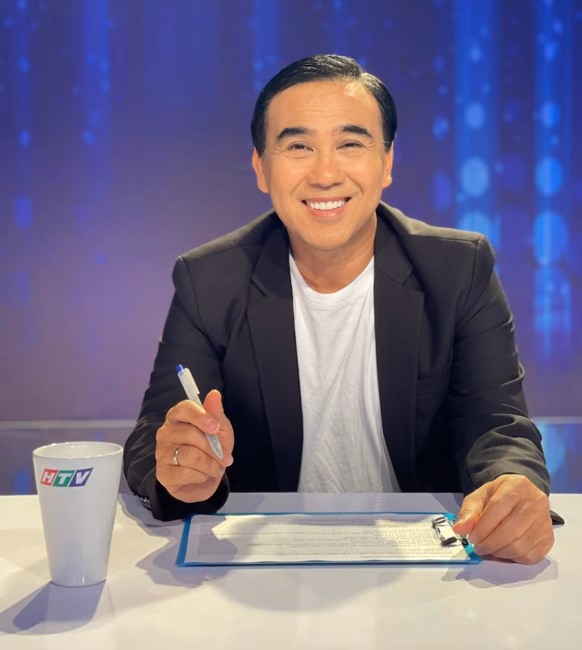 Mới đây, MC Quyền Linh thu hút sự quan tâm của dư luận khi bị một nhà sản xuất chương trình tố bội tín, dẫn cùng lúc 2 chương trình được cho là có nội dung khá tương đồng nhau. Ảnh: FB Quyền Linh