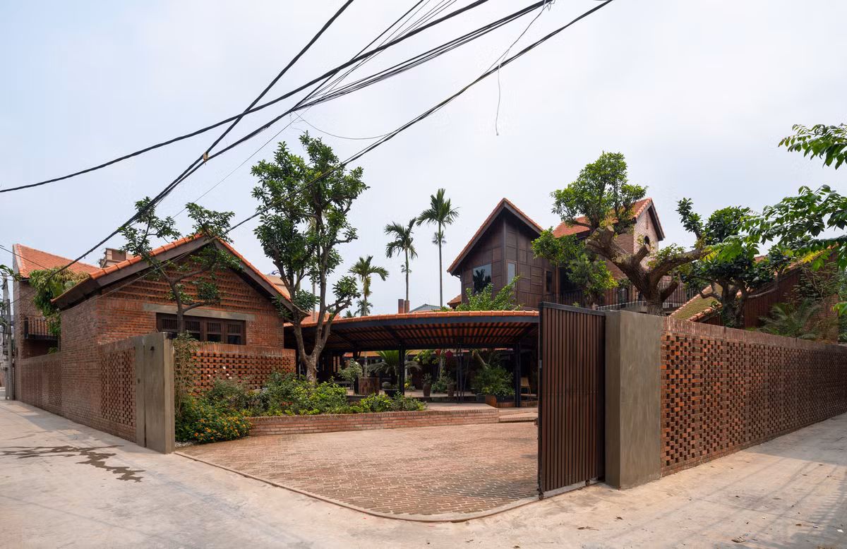 Vật liệu chính của ngôi nhà là gạch trần, ngói đỏ, gỗ gợi nhắc về nét đẹp truyền thống của không gian văn hóa Bắc Bộ. Ảnh: Trieu Chien