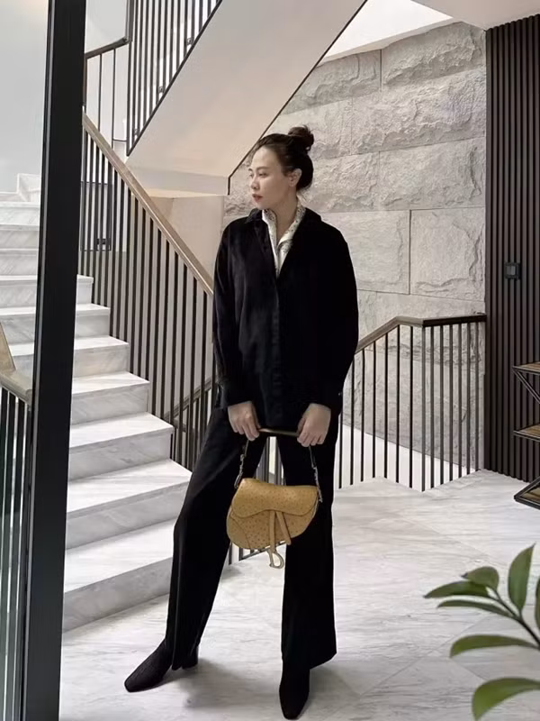  Đàm Thu Trang xách túi Dior Saddle phiên bản da đà điểu đắt gấp nhiều lần túi Dior Saddle da bê thông thường (giá khoảng 105 triệu đồng). Ảnh: FB Đàm Thu Trang