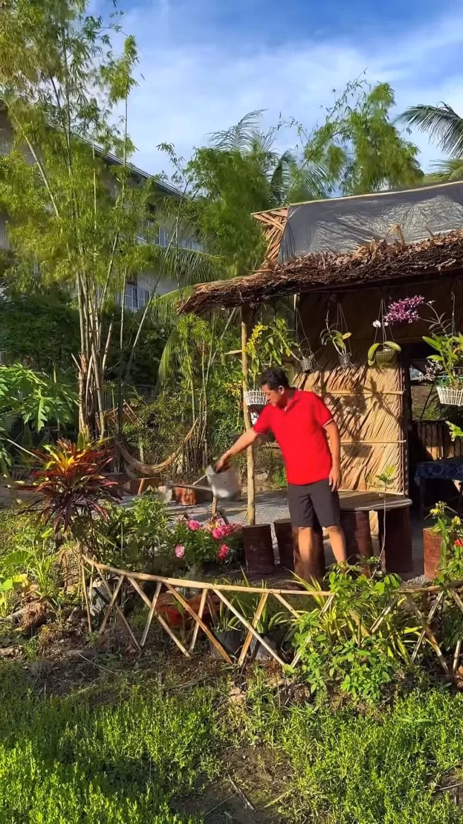  Tài tử Huỳnh Anh Tuấn xới đất gieo hạt giống, ra chợ mua thêm hoa, cây cảnh để khu vườn thêm màu sắc. Ảnh: FBNV