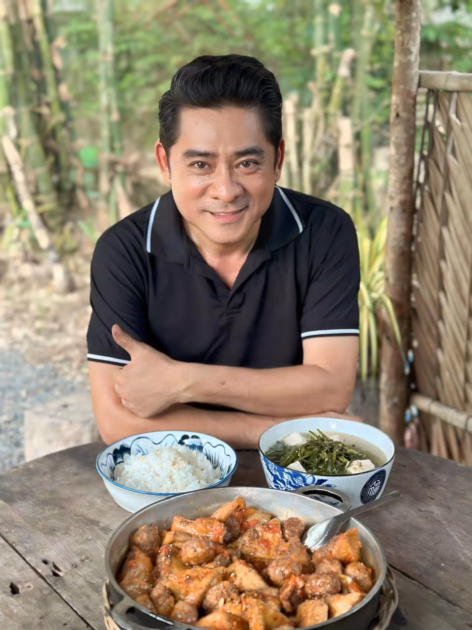 Rau củ trồng trong vườn của Huỳnh Anh Tuấn chủ yếu làm thực phẩm hằng ngày, không buôn bán. Ảnh: FBNV