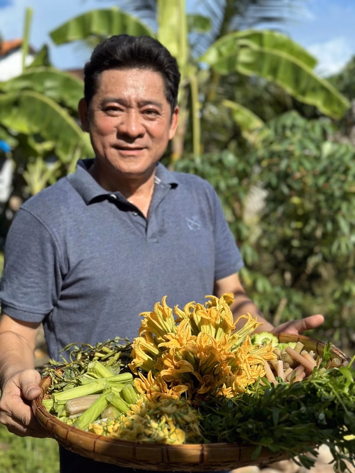 Ngoài ra, nam diễn viên còn trồng các loài rau gồm cải, dền, khoai lang, mồng tơi, mướp, đậu bắp. Ảnh: FBNV