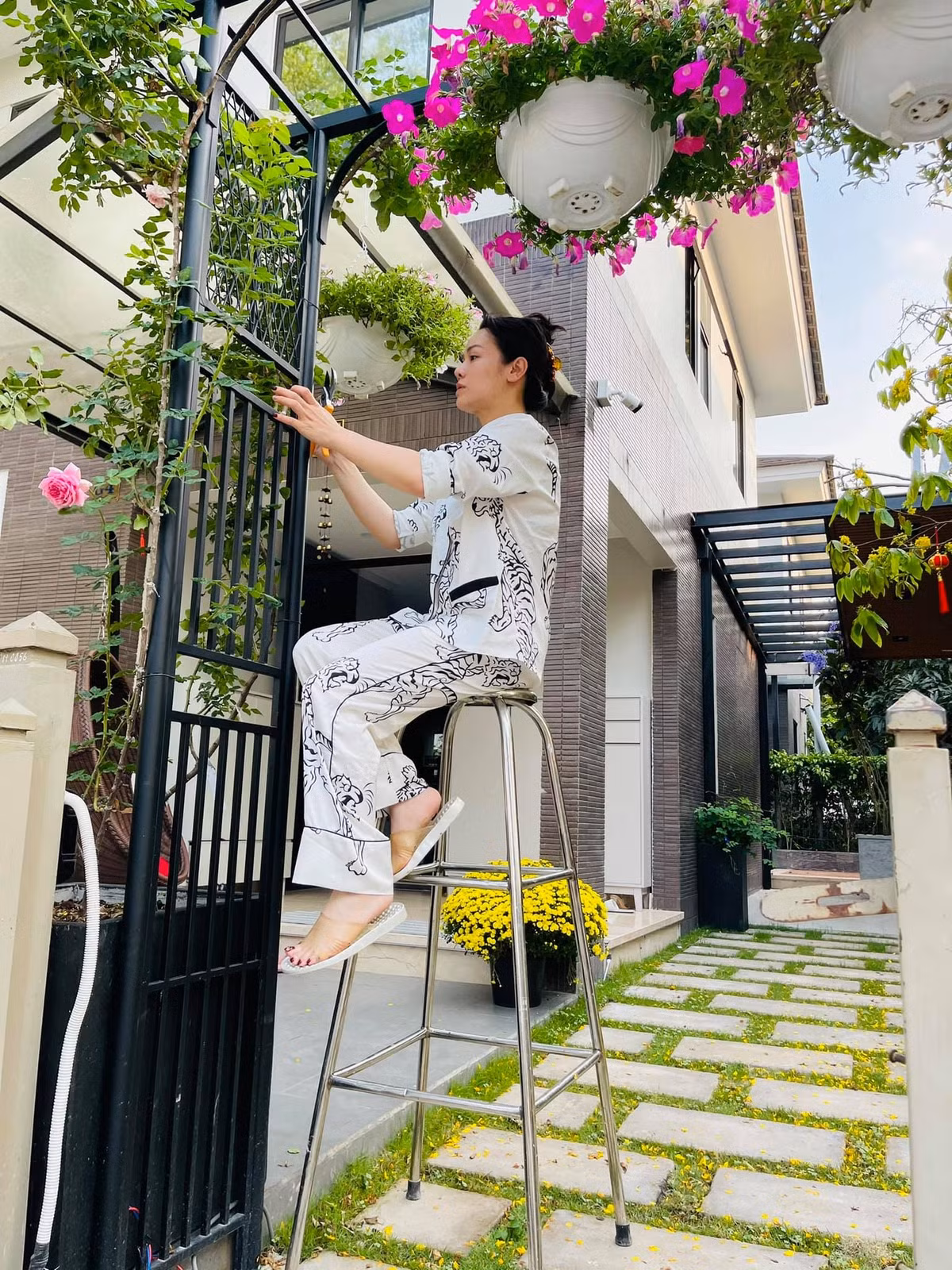 Những lúc rảnh rỗi, Nhật Kim Anh chăm sóc từng cây hoa. Ảnh: FBNV