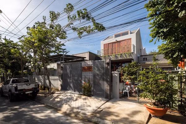 Gia chủ mong muốn căn nhà mang đến cảm giác quen thuộc, gần gũi cho bố mẹ song vẫn đảm bảo những cải tiến phù hợp hiện đại. Ảnh: Architizer