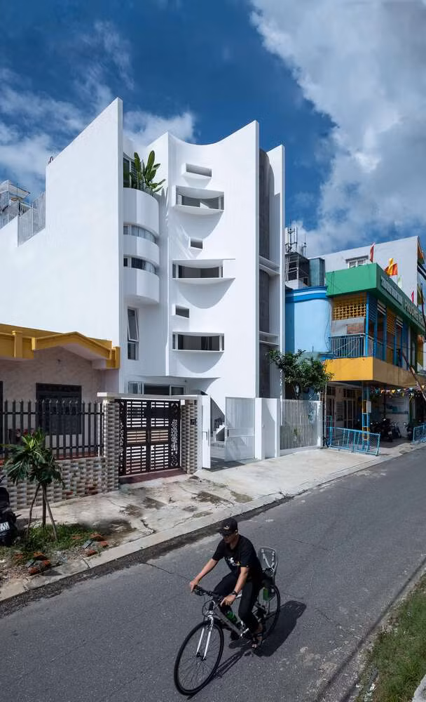 Ngoài ra, theo yêu cầu của gia chủ, thiết kế nhà phải đảm bảo không gian sinh hoạt của hai hộ gia đình hoàn toàn độc lập về giao thông và sinh hoạt, nhưng vẫn có thể giao tiếp thuận tiện với nhau. Ảnh: DinhR