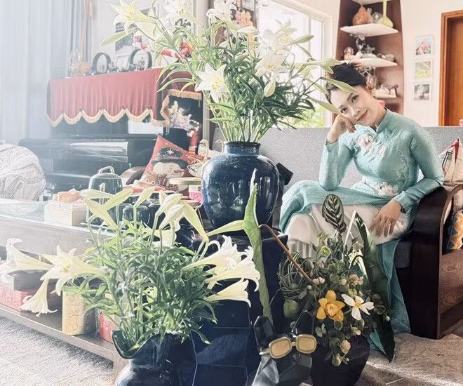 Hoàng Trang cho biết thích cảm giác dậy sớm, đi loanh quanh nhà dọn dẹp, thức dậy trong mùi hương loa kèn tháng 4. Ảnh: FB Trang Hoàng