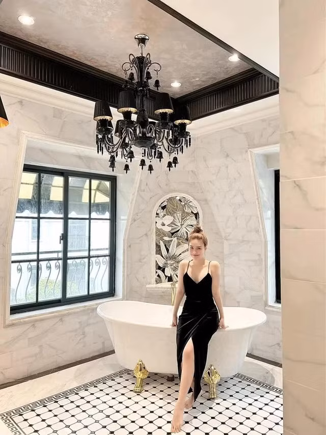 Nội thất phòng tắm sang xịn như khách sạn 5 sao. Ảnh: FBNV