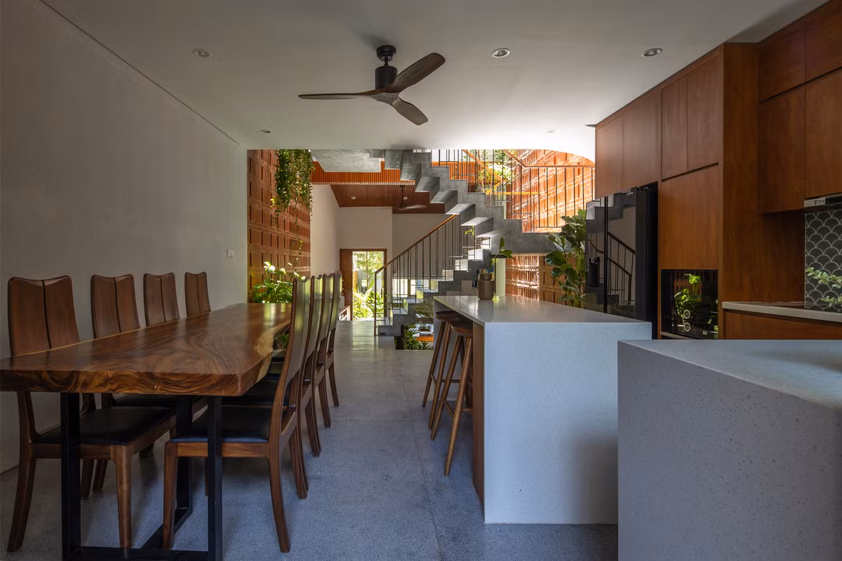 Phòng khách và bếp ăn được kết nối bởi giếng trời và mảnh vườn nhỏ ở giữa, đây là nơi bắt đầu trục giao thông chính của ngôi nhà. Ảnh: Hoàng Lê