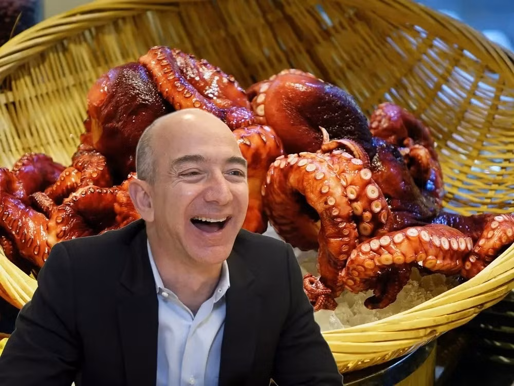 Nếu không thể ăn món pancake yêu thích, Jeff Bezos thử những món rất kỳ lạ. Năm 2014, khi gặp gỡ đối tác, Bezos gọi một bữa sáng với bạch tuộc Địa Trung Hải, khoai tây, ba chỉ xông khói, trứng chần ăn cùng sốt sữa chua. Ảnh: Routines