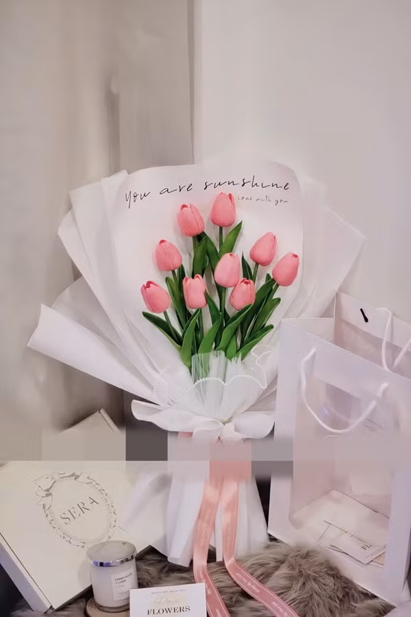 Giới trẻ “săn lùng” hoa tulip làm quà tặng dịp 8/3 Gioi tre “san lung” hoa tulip lam qua tang dip 8/3