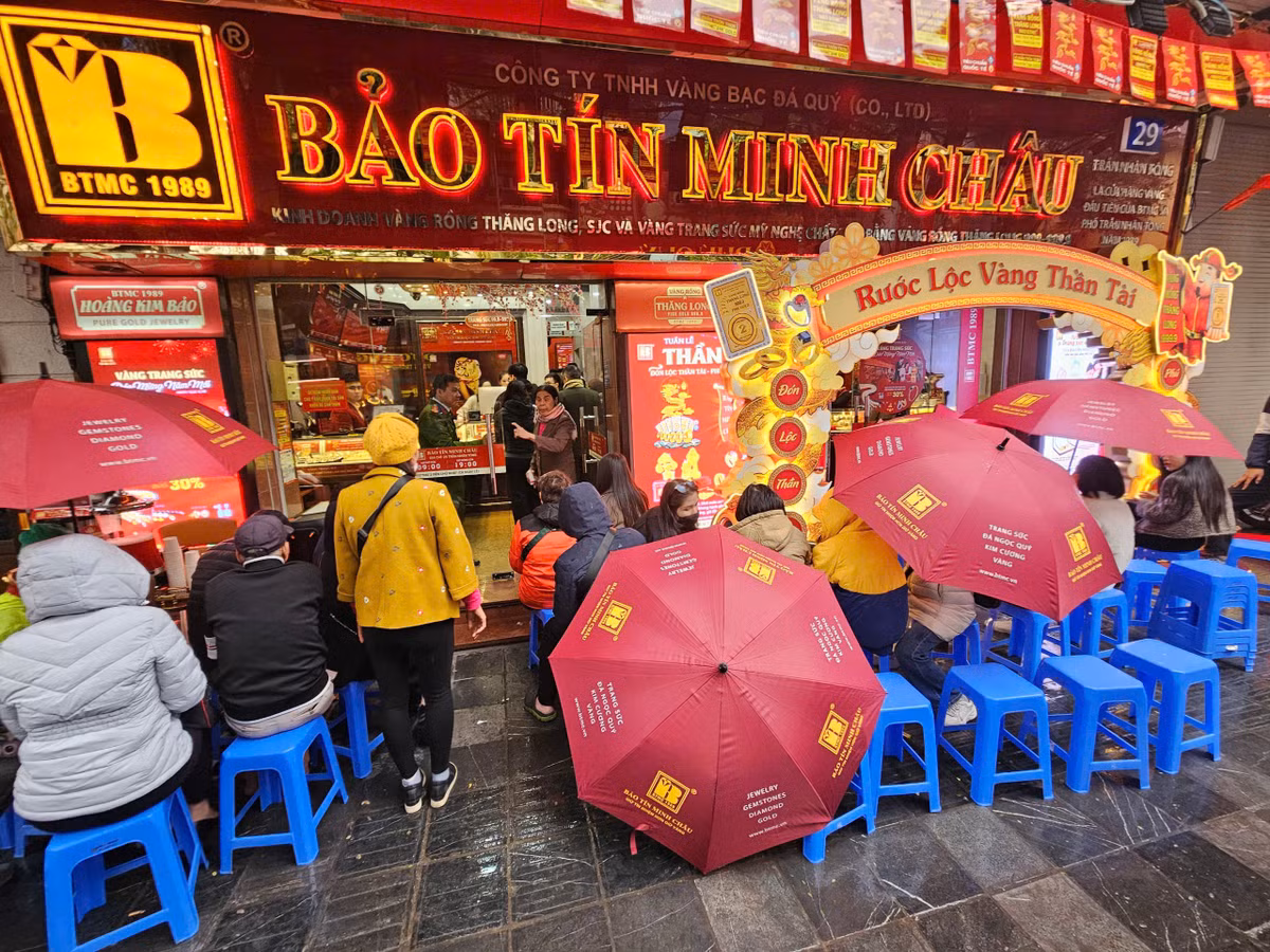 Để phục vụ nhu cầu của khách hàng trong ngày vía Thần Tài, Bảo Tín Minh Châu có sự chuẩn bị kỹ càng, từ bố trí khu vực để xe, bảo vệ, nhân viên đón khách...Cửa hàng cũng bổ sung nhiều phương thức thanh toán cho khách hàng lựa chọn. Ảnh: Thiên Anh