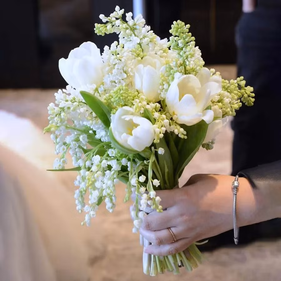 Tại Việt Nam, một bó hoa cưới linh lan nhập khẩu cỡ nhỏ giá khoảng 10 triệu đồng. Ảnh: Sieuthihoacuoi