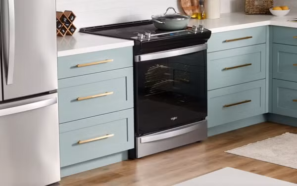 Đặt lò nướng hoặc lò vi sóng phía trên của máy rửa bát là một ý tưởng thực sự tệ. Bởi, hơi nước bốc lên từ máy rửa bát sẽ làm hư hỏng thiết bị. Ảnh: Whirlpool