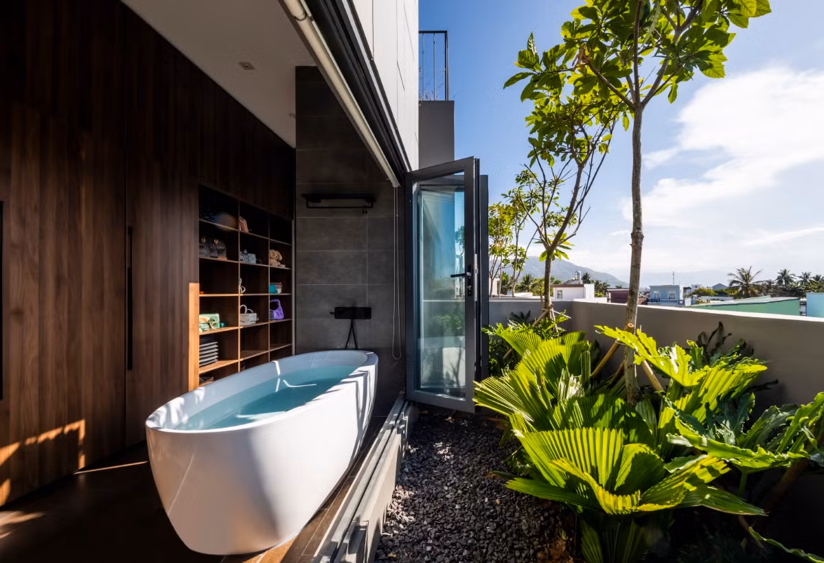 Phòng tắm với cửa kính linh hoạt, có thể đón nắng, gió tự nhiên. Ảnh: Hiroyuki Oki