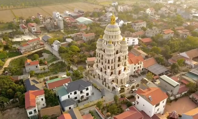 4 mái vòm phụ bao quanh phần chóp khiến công trình trông như một tổ hợp lâu đài lớn nhỏ xa hoa đẳng cấp. Ảnh: Bắc Ninh quê tôi