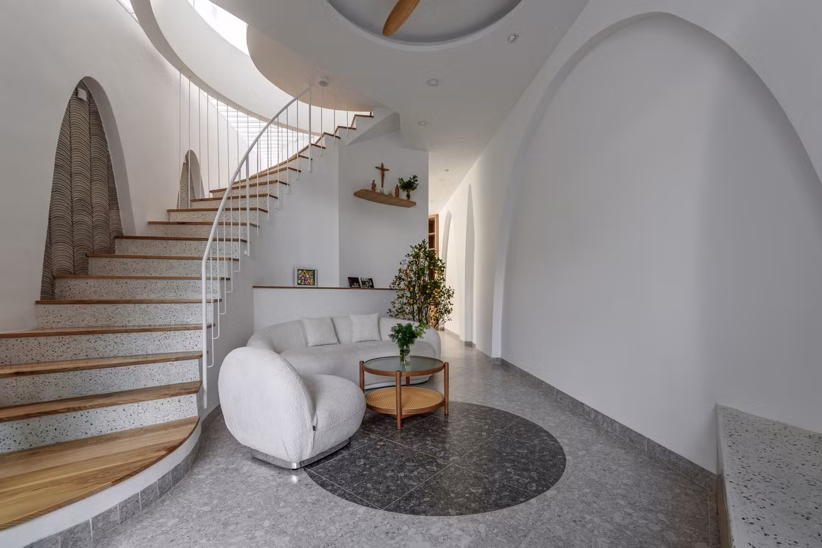 Không gian phòng khách đơn giản, sử dụng tone trắng chủ đạo. Ảnh: Lonton Studio