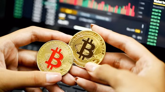 Ra mắt vào năm 2009 nhưng phải đến năm 2017, Bitcoin mới thực sự trở thành tâm điểm của công chúng. Năm 2024, Ủy ban Chứng khoán và Giao dịch Mỹ (SEC) phê duyệt giao dịch các quỹ ETF (một loại quỹ đầu tư được giao dịch trên sàn giao dịch chứng khoán) đầu tư trực tiếp vào Bitcoin, giúp nhà đầu tư dễ dàng đặt cược vào loại tiền số này. Ảnh: ABC News
