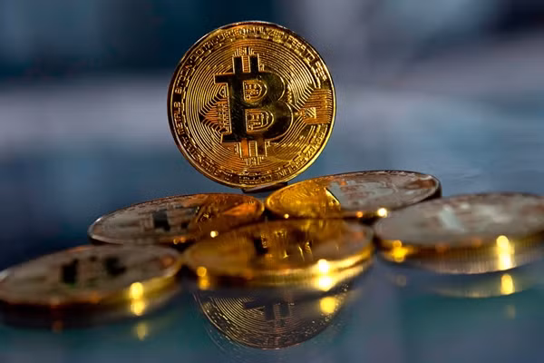 Với giá 85.040 USD trong ngày 1/3, và vốn hóa thị trường hơn 1.685 tỷ USD, Bitcoin là biểu tượng của kỷ nguyên tiền điện tử và là cái tên được nhắc đến đầu tiên khi nói về tiền kỹ thuật số. Ảnh: Evening Standard