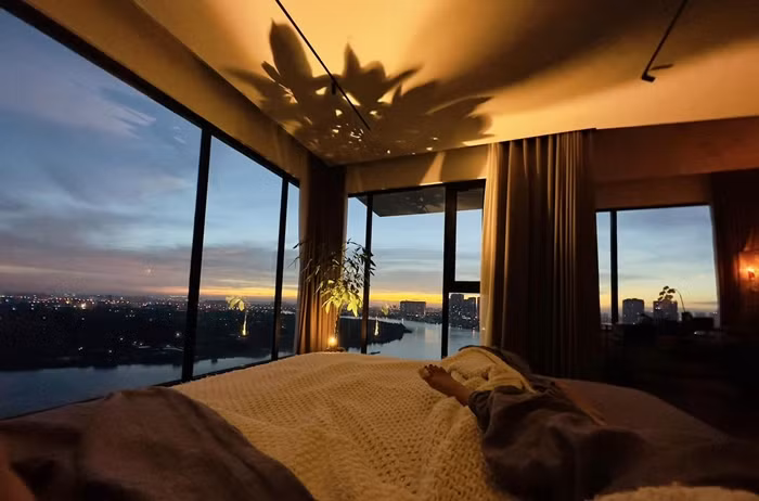 Phòng ngủ lắp cửa kính với hai mặt view sông lãng mạn. Ảnh: FBNV