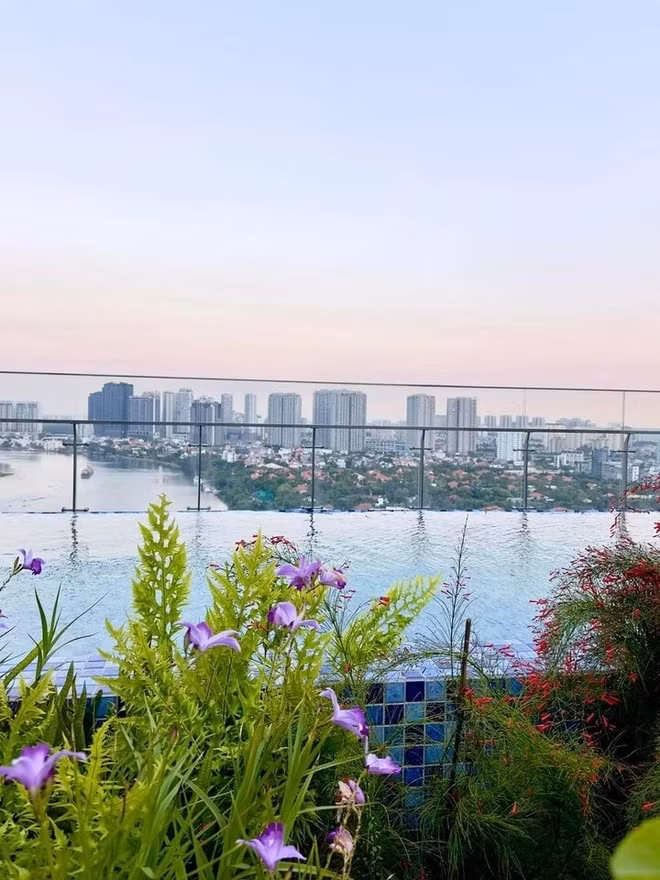 Đặc biệt, penthouse của Hồng Nhung còn có bể bơi "vô cực", xung quanh được trang trí bằng nhiều hoa cỏ. Ảnh: FBNV