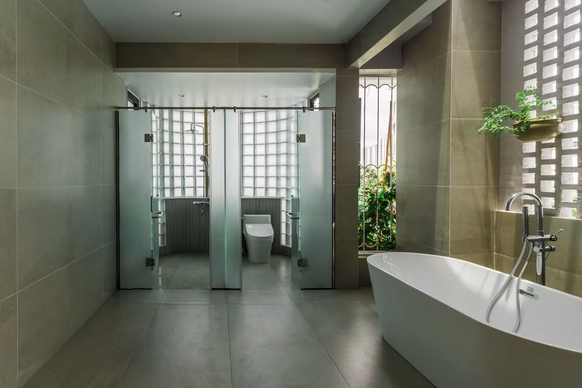 Nội thất sử dụng các vật liệu như gỗ, gạch và đá với bảng màu sáng, hướng đến cảm giác hiện đại, hòa hợp với môi trường xung quanh. Ảnh: Phan Trọng Tín