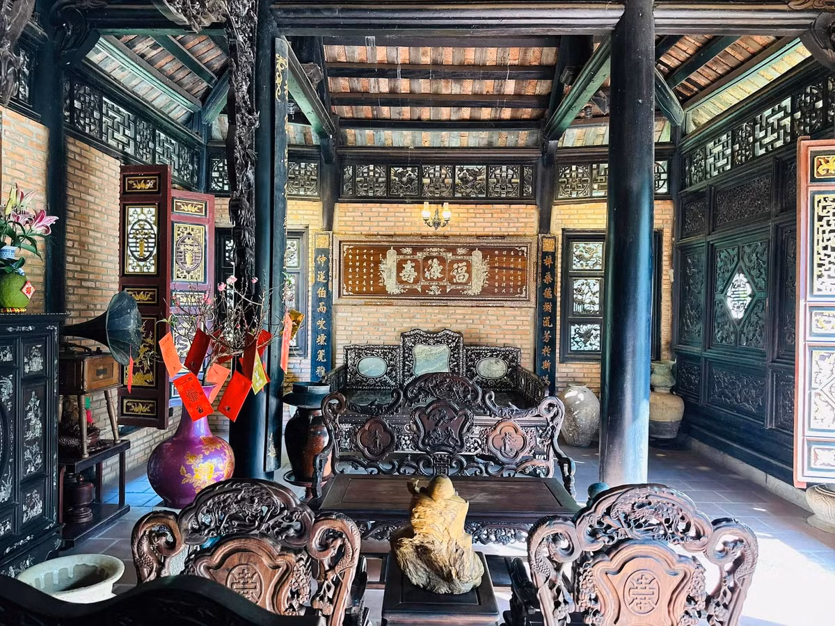 Theo tiết lộ của danh hài Hoàng Mập, căn nhà xưa nguyên gốc được mang từ Nam Định vào Đồng Nai từ viên ngói, viên gạch đến rường, cột, gạch...Ảnh: FB Hoàng Minh Bùi