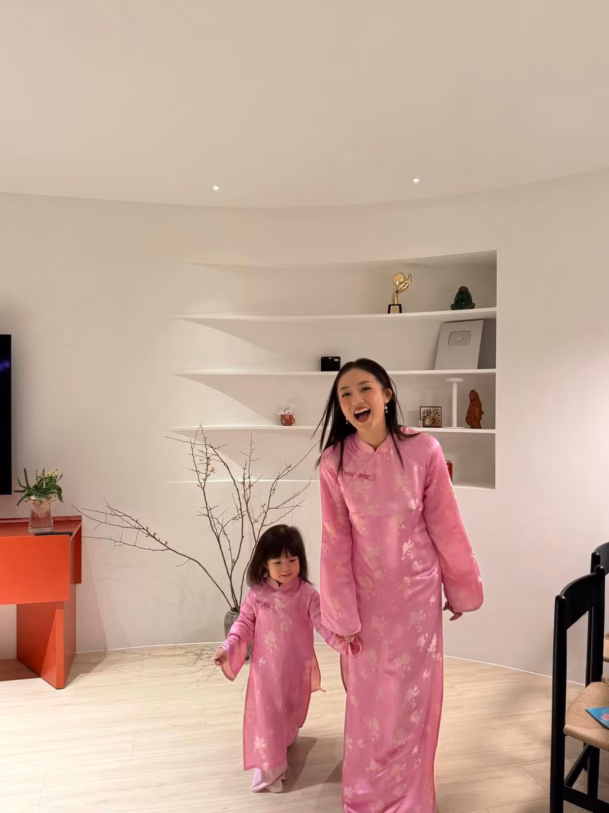 Chiếc kệ âm tường với đường cong mềm mại là điểm nhấn trong căn nhà. Tại đây, Salim trưng bày nhiều kỷ vật ý nghĩa. Ảnh: FBNV