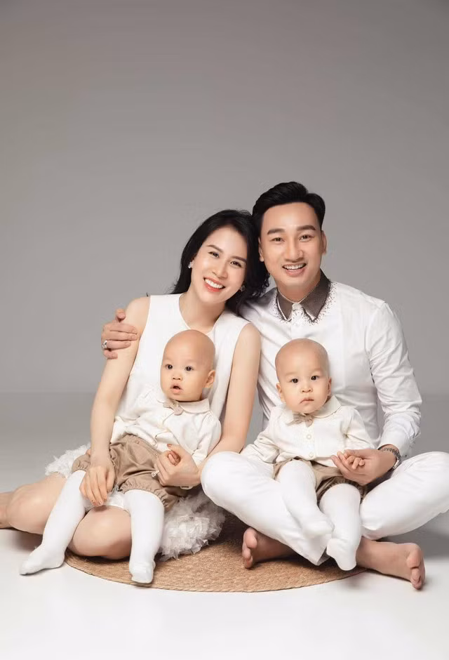 Sau khi đón hai con sinh đôi, vợ chồng MC Thành Trung chuyển đến căn penthouse rộng rãi, thoáng đãng thuộc khu chung cư cao cấp ở Hà Nội. Ảnh: FBNV