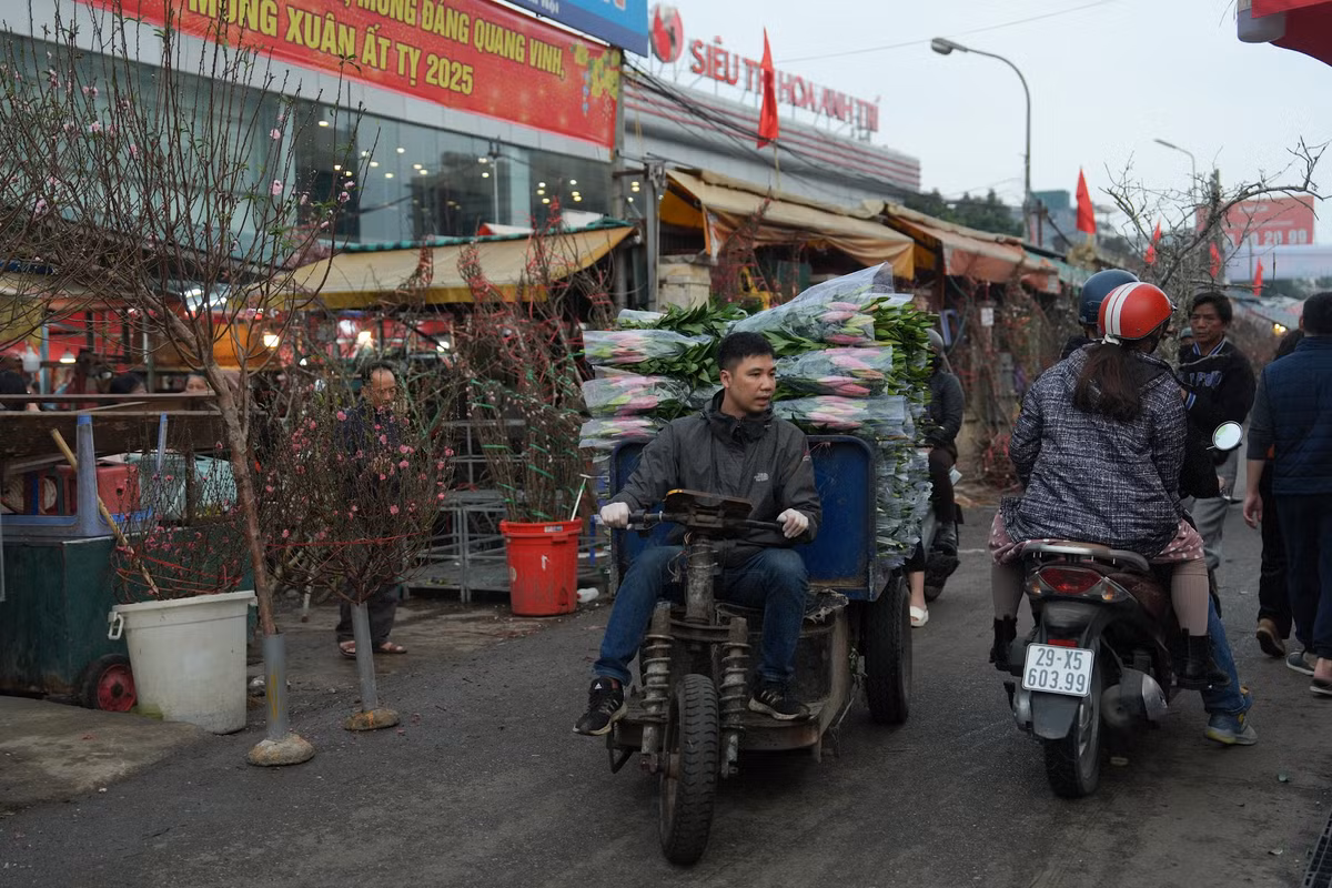 Những tiểu thương chở từng xe hoa tươi vào chợ bán. Ảnh: Khánh Huy