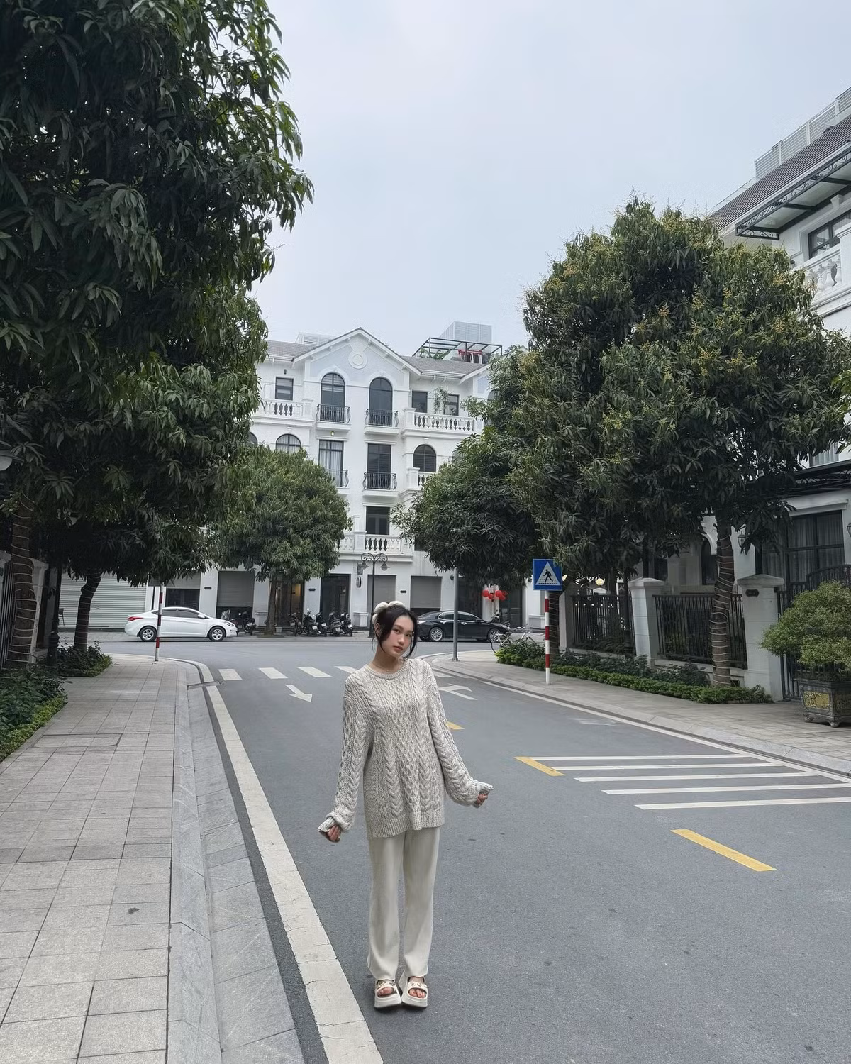 Nhà mới của Đoàn Văn Hậu - Doãn Hải My nằm một khu biệt thự liền kề, ngay mặt phố, thuận lợi giao thông di chuyển. Ảnh: FBNV
