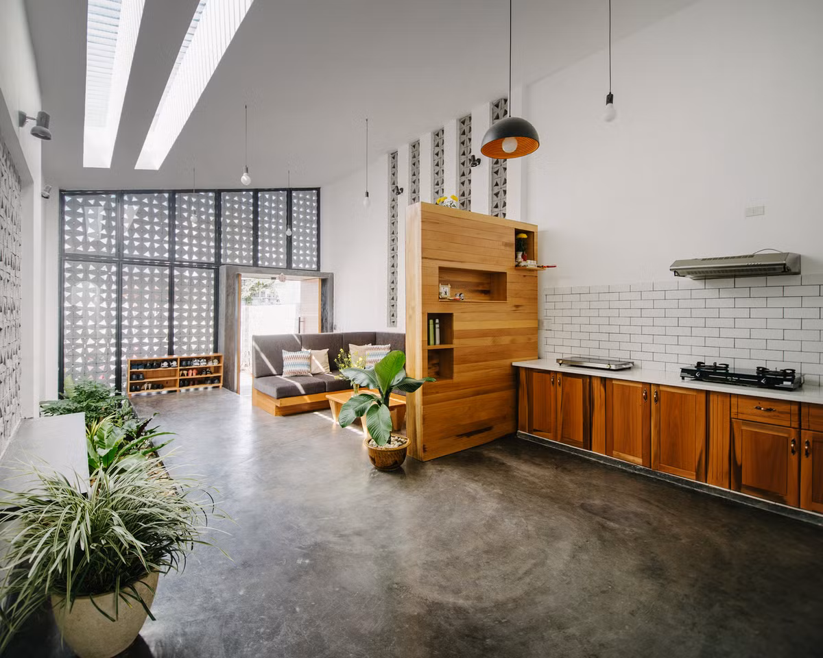 Khu bếp liên thông với phòng khách tạo cảm giác thông thoáng. Ảnh: Khuon Studio