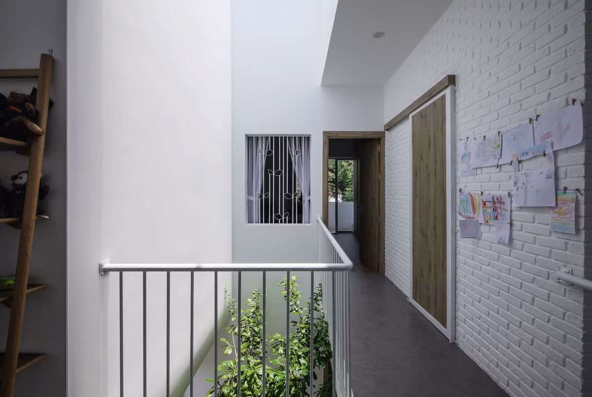 Đây cũng là vị trí của 3 giếng trời, và 3 đường dẫn thông gió chính cho tòa nhà, đưa luồng không khí vào nhà giúp ngôi nhà tự điều chỉnh theo cách tối ưu nhất. Ảnh: Nguyễn Đình