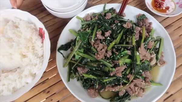 lá bồ công anh có thể chế biến thành nhiều món ngon như nấu canh, xào tỏi, cuống hoa bồ công anh làm nộm...Ảnh: Vườn xanh phố