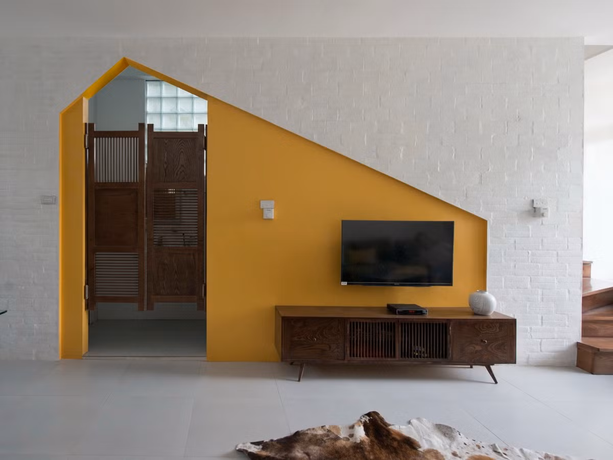 Nhờ khoảng giếng trời giữa và phía sau nhà, không gian bên trong có thêm ánh sáng. Ảnh: Lê Anh Đức