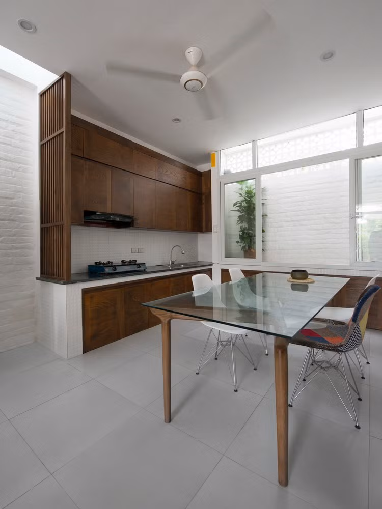 Khu bếp gọn gàng với thiết kế phẳng của hệ tủ kệ cùng bộ ghế có thể xếp gọn gàng dưới gầm bàn khi không sử dụng. Ảnh: Lê Anh Đức