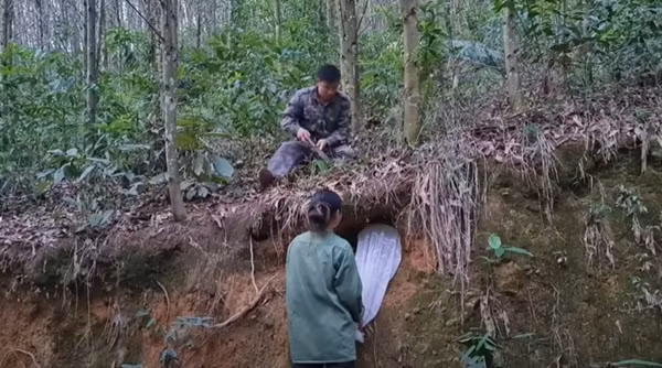 Để bắt tôm rừng, người dân phải đi khá xa, càng trong rừng sâu, tôm rừng càng nhiều. Thậm chí, phải vượt đồi, vượt núi đến những cánh rừng sâu heo hút mới có. Ảnh: Hoang dã vùng cao