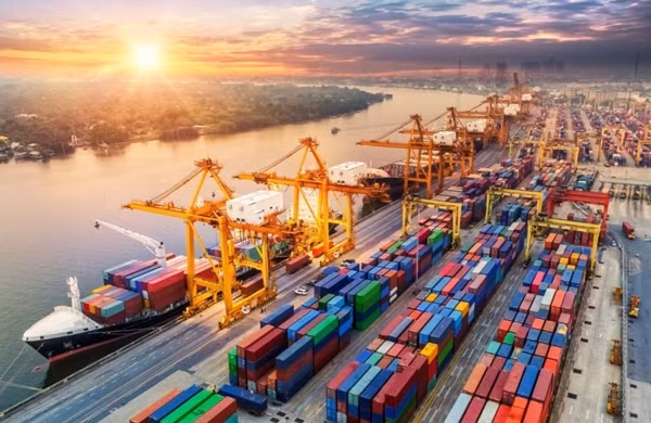 Logistics và Quản lý chuỗi cung ứng là ngành học mang tính dây chuyền, được xem như mạng lưới của nhiều hoạt động cùng tham gia vào sản xuất, cung ứng hàng hóa và dịch vụ đến người dùng. Ảnh: Internet
