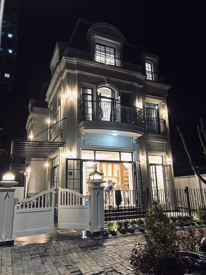 Đoàn Di Băng cũng báo hiếu cha mẹ bằng biệt thự 6 tầng lộng lẫy như cung điện. Ảnh: FBNV